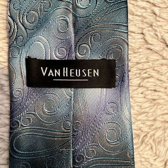 Van Heusen Silk Tie - Picture 3 of 3